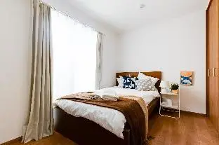 ling- 6 mins walk to the station, 4 mins to Namba